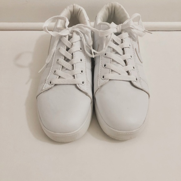 Nike Women’s White Sneakers Flat Sole - Size 7.5 - Picture 3 of 8